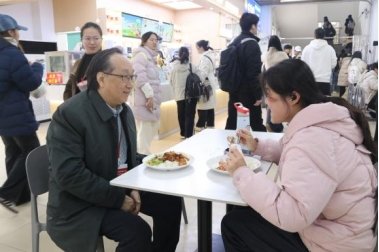 陈以一代表专家组向学校交流审核评估整